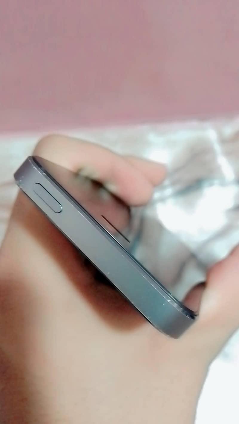 iPhone 5s. 4