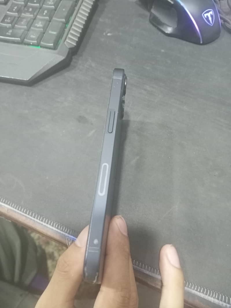 Apple iPhone 13 5