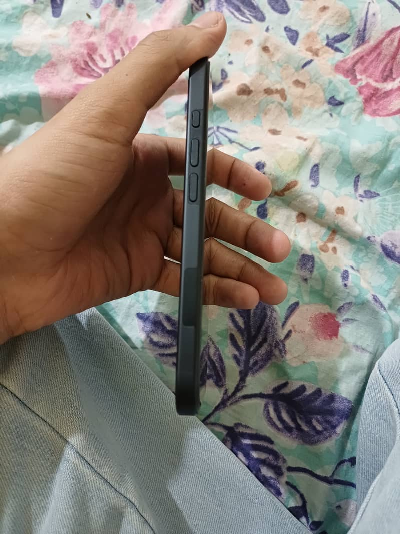 Apple iPhone 16 0