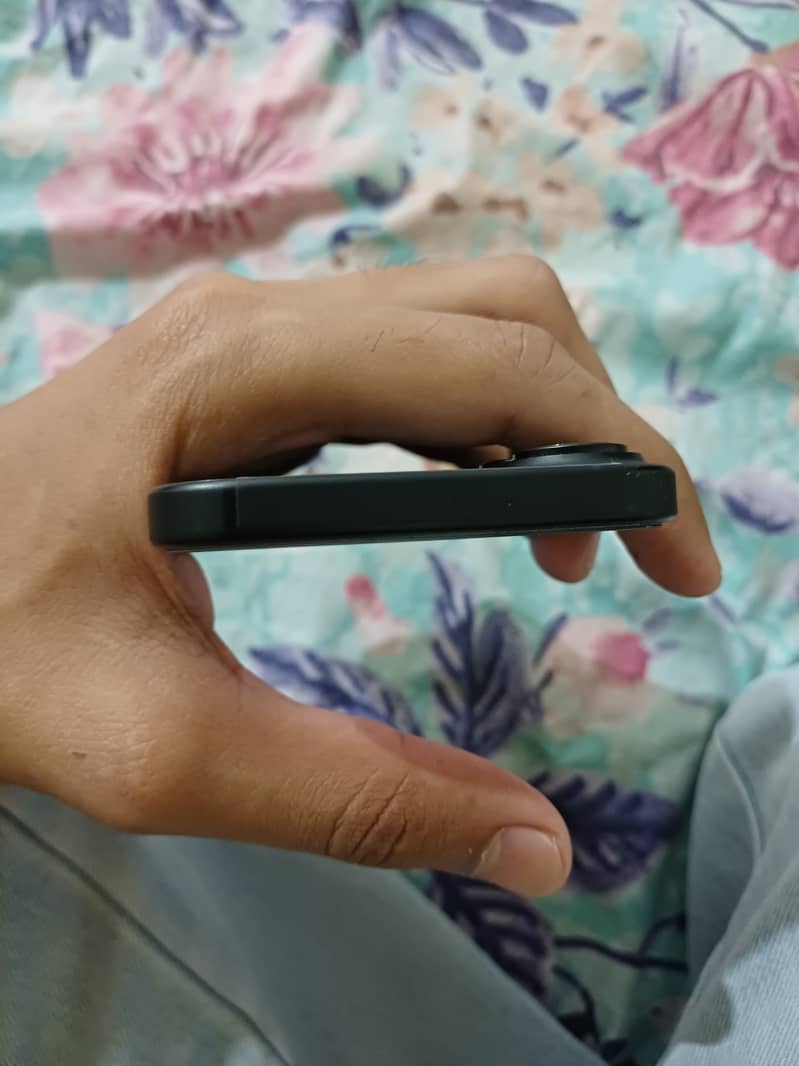 Apple iPhone 16 4