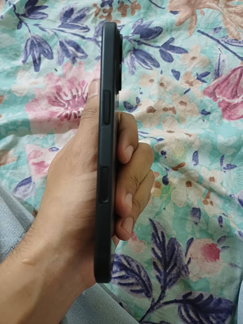 Apple iPhone 16 5