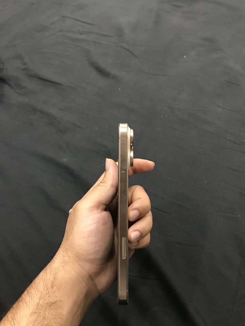 iPhone 16 Pro Max 4