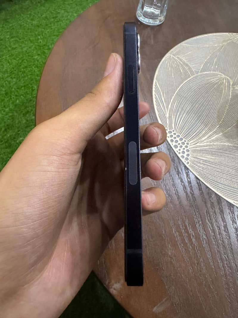 Apple iPhone 12 4
