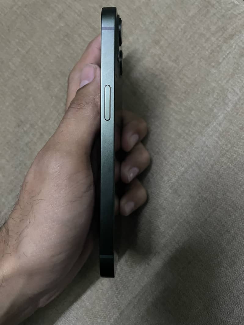 Apple iPhone 13 5