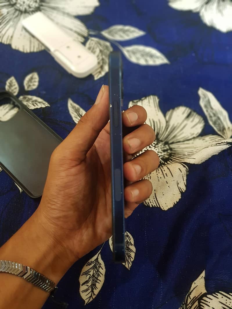 Apple iPhone 12 3