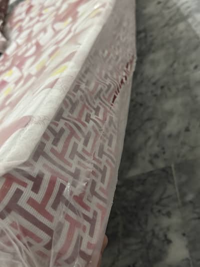 mattresses bilkull new hai 10 din used kia hai bass 5 ye 6 inc hai