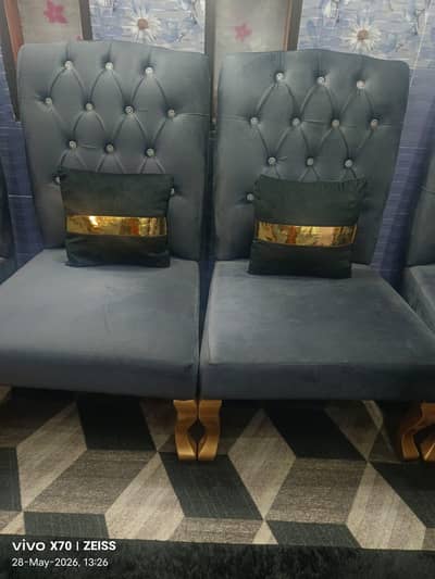2 chairs bed room