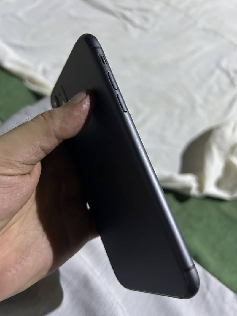 iPhone 11 3