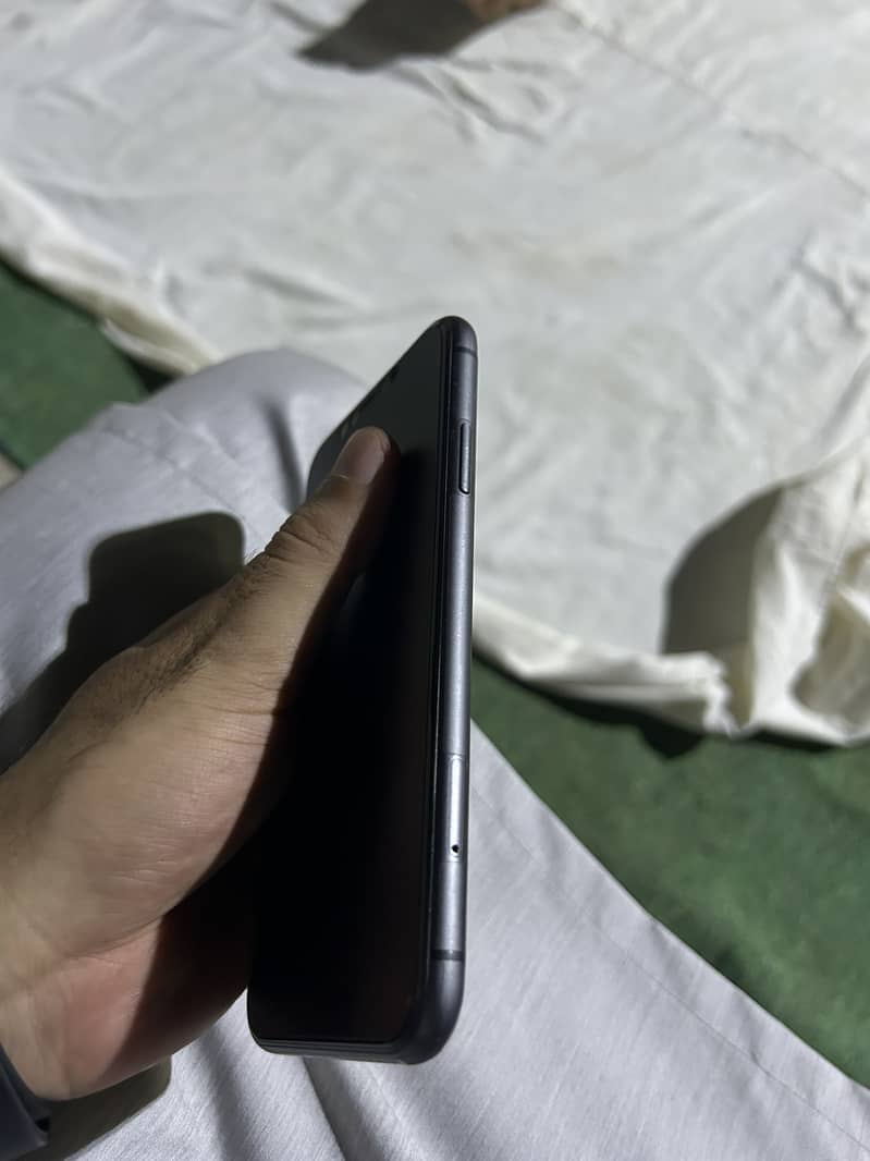 iPhone 11 4