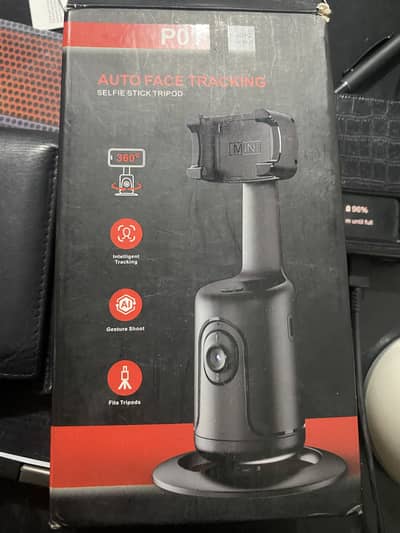 Auto face tracking desktop stand