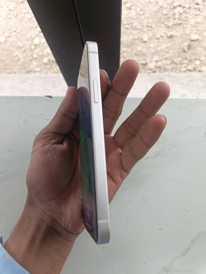 Apple iPhone 12 4
