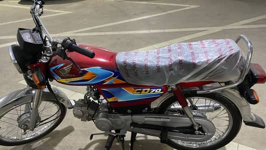 Red colour gari ok ha koi kam nahi ha lo har chalo