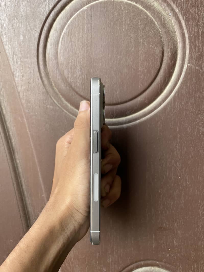 iPhone 15 pro 4