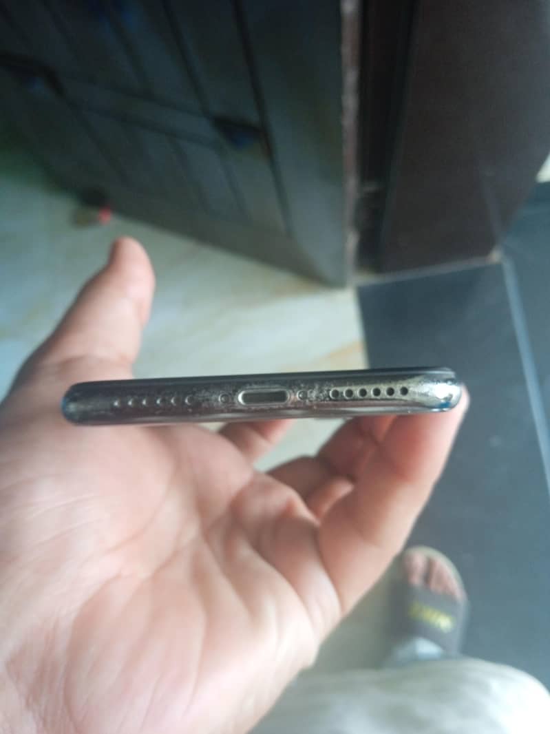 Apple iPhone X 4