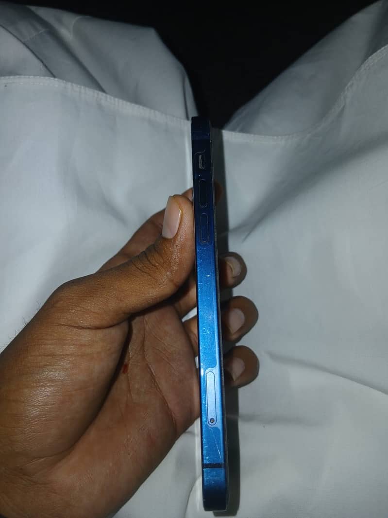 Apple iPhone 12 4