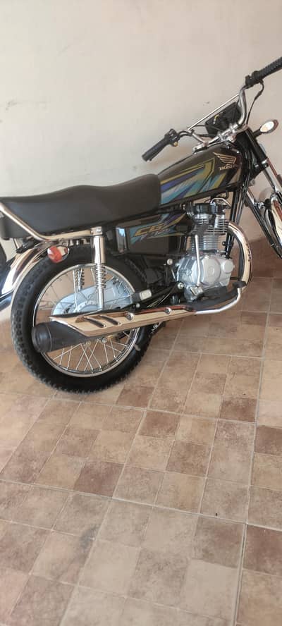 Honda 125. bilkul new hai one hand use hai har chez ke garnti ho ge