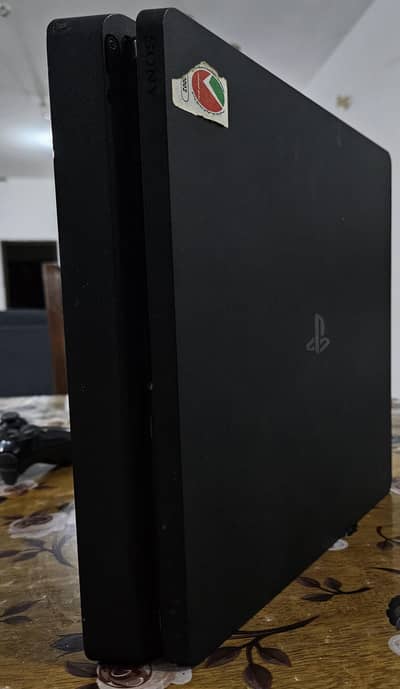 Selling PS4 Slim 500gb in 10/10 condition with 2 controllers