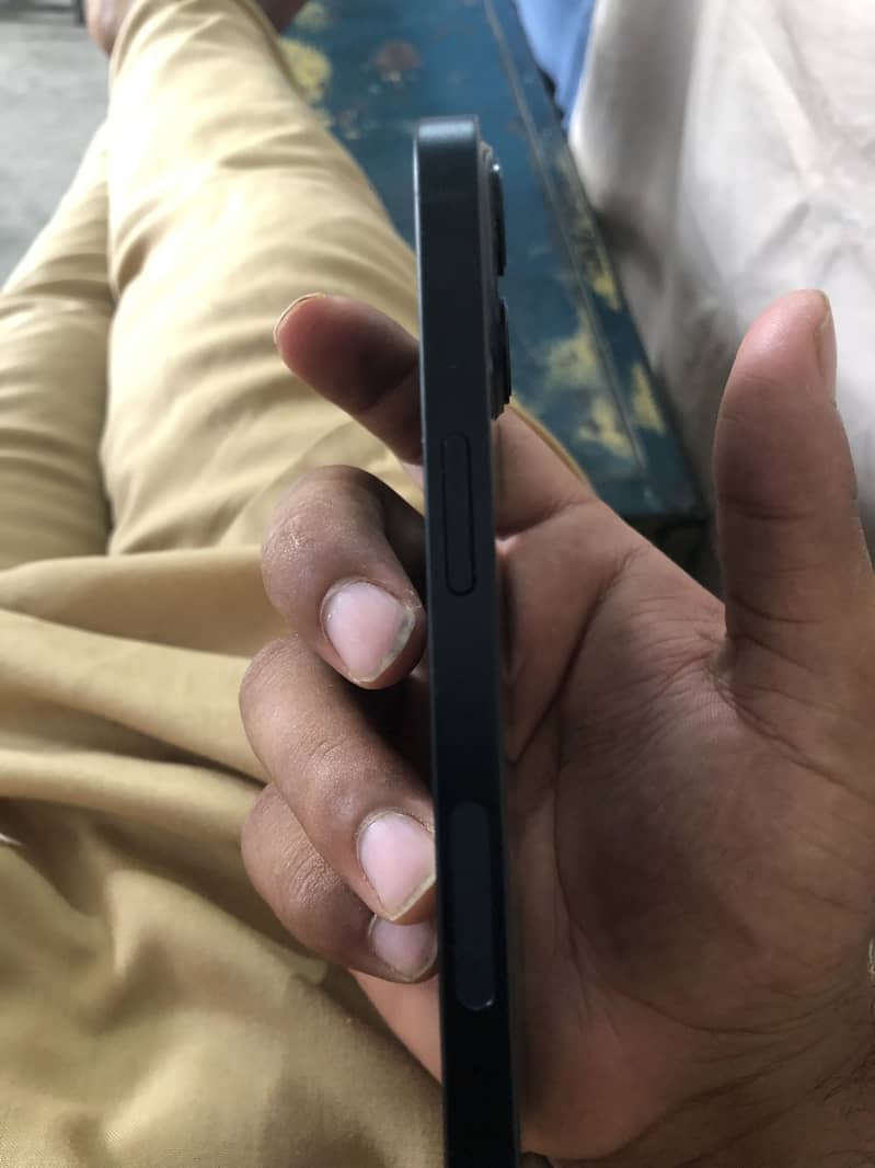Apple iPhone 13 4