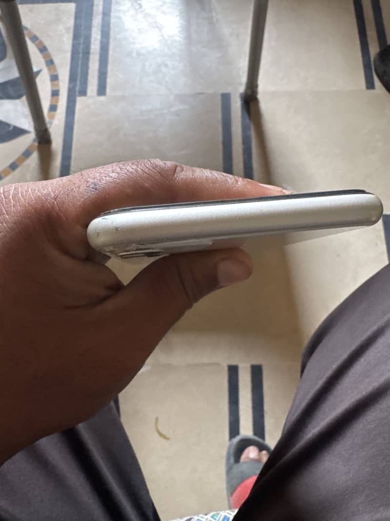 iPhone 11 4