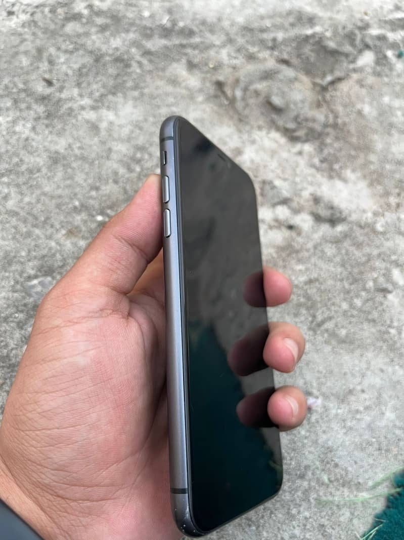 Apple iPhone 11 4