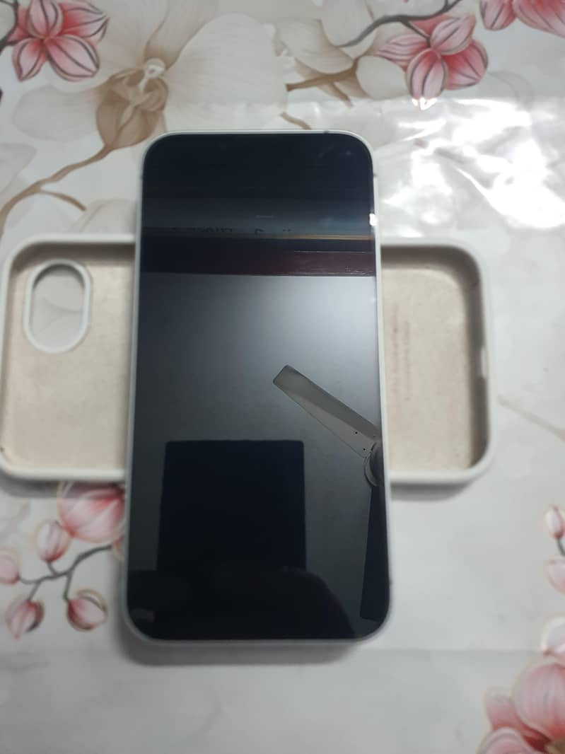 Apple iPhone 16e 1