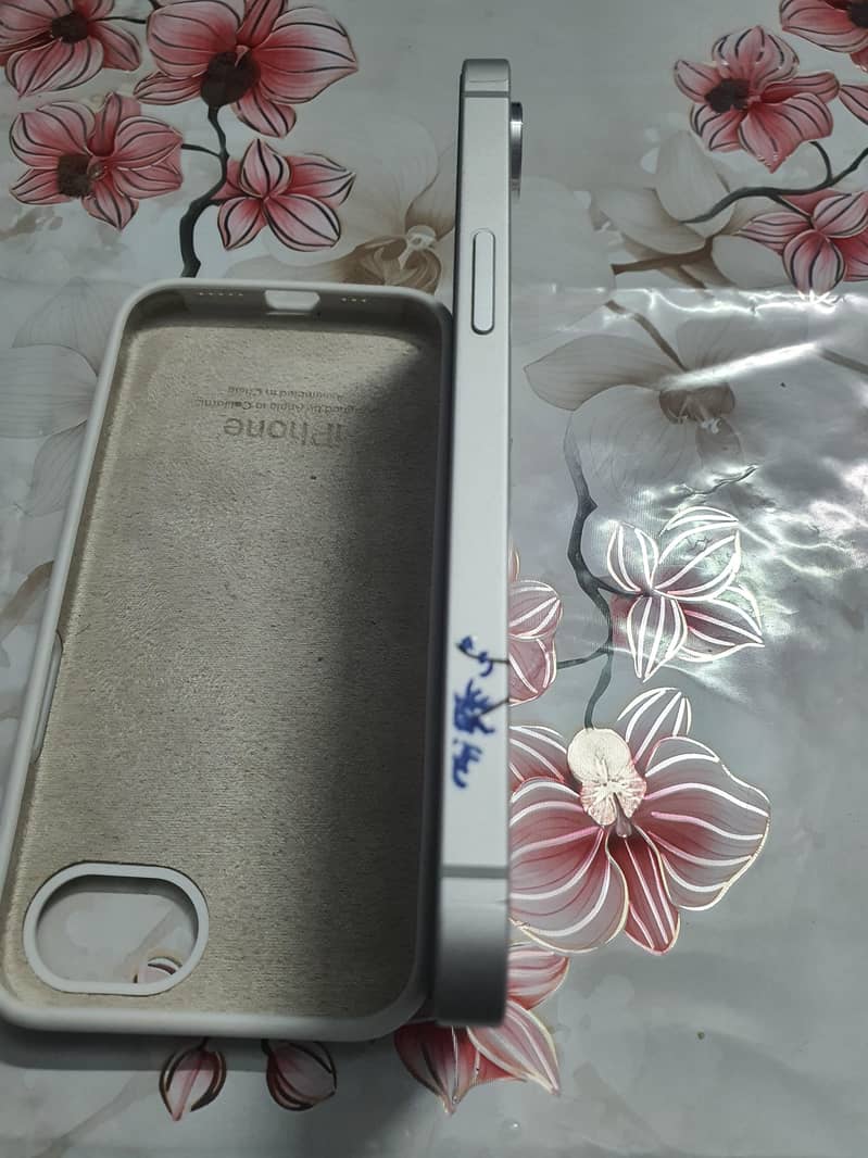 Apple iPhone 16e 2