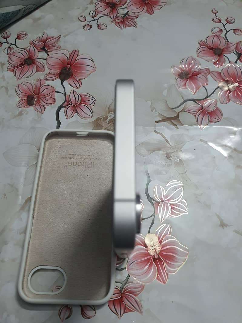 Apple iPhone 16e 3