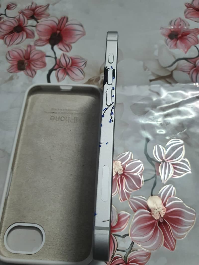 Apple iPhone 16e 4