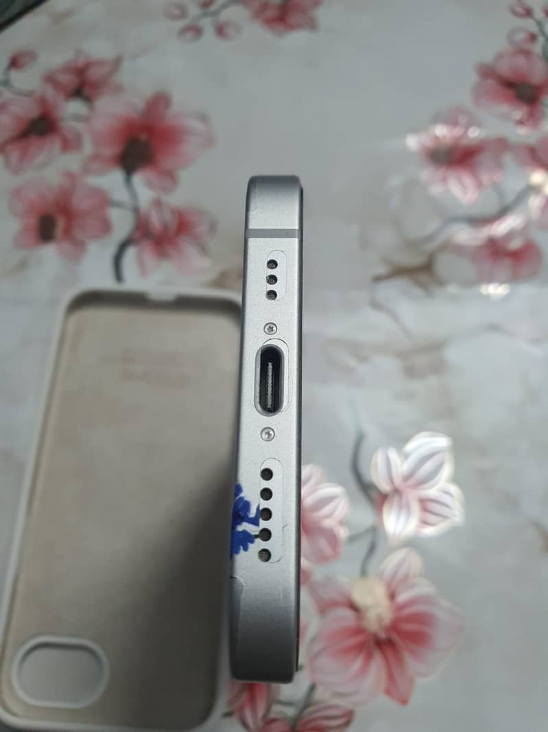 Apple iPhone 16e 5