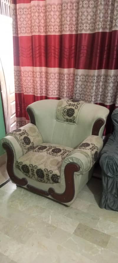 7 seater sofa set fresh condition home used hwi hai just for guest
