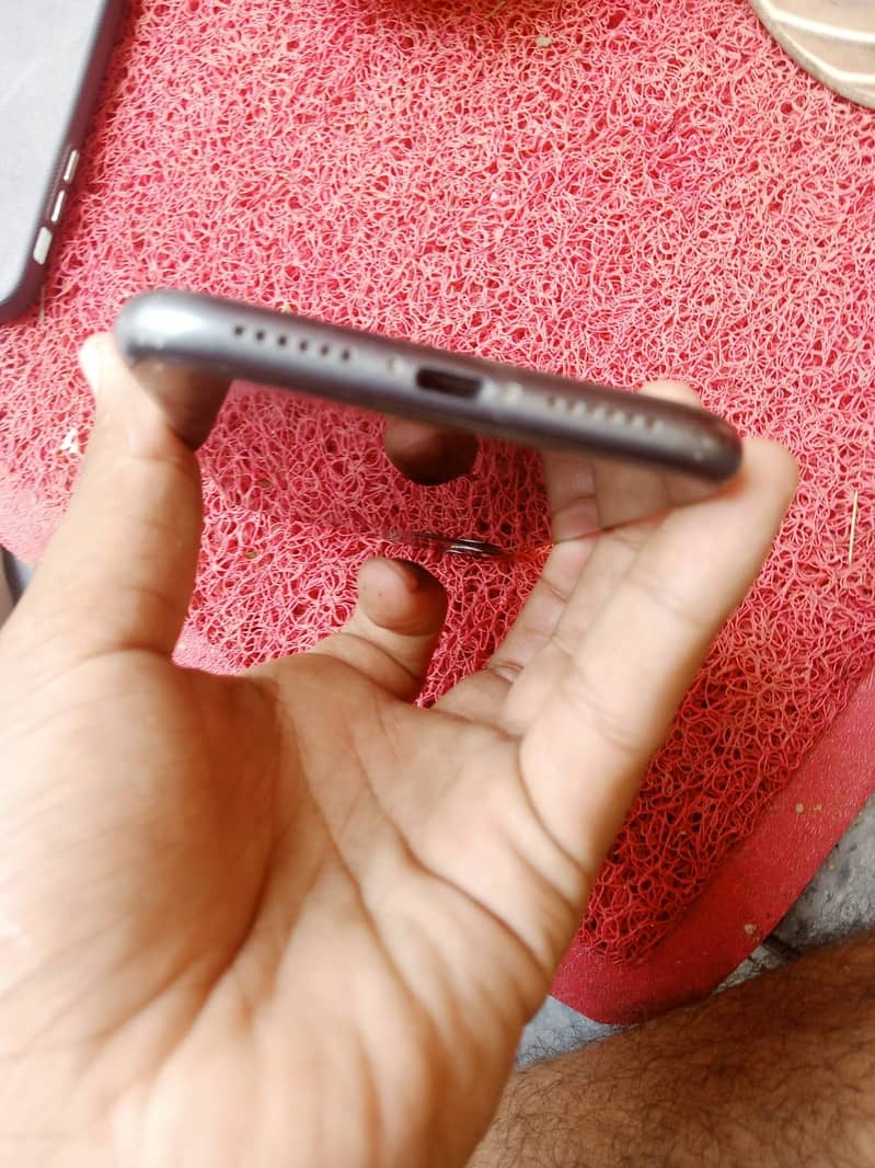 Apple iPhone 11 4