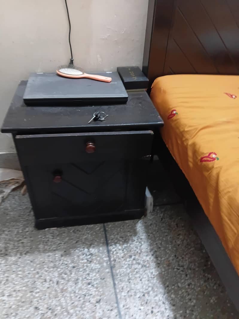 Bed with side tables 4