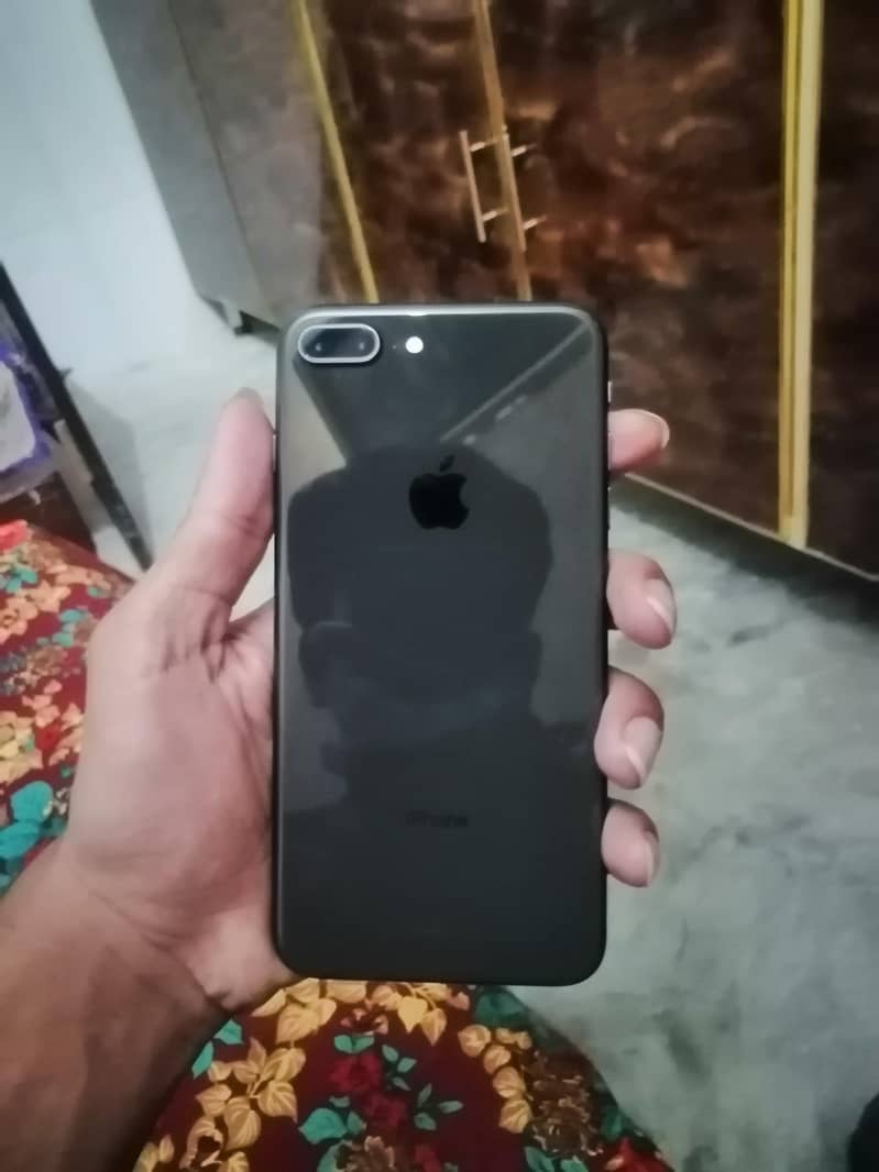 Apple iPhone 8 Plus 1