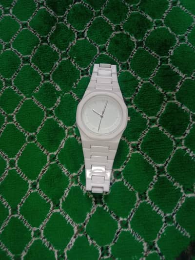 Aura White Analog Watch – Good Condition