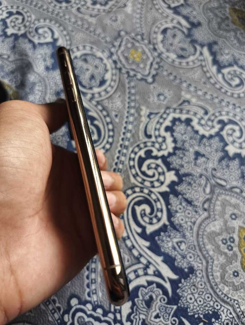 iPhone 11 Pro Max 4