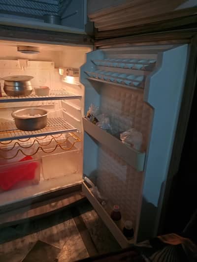 Dawlance ki fridge hy cooling bohat achi hy RS 39000