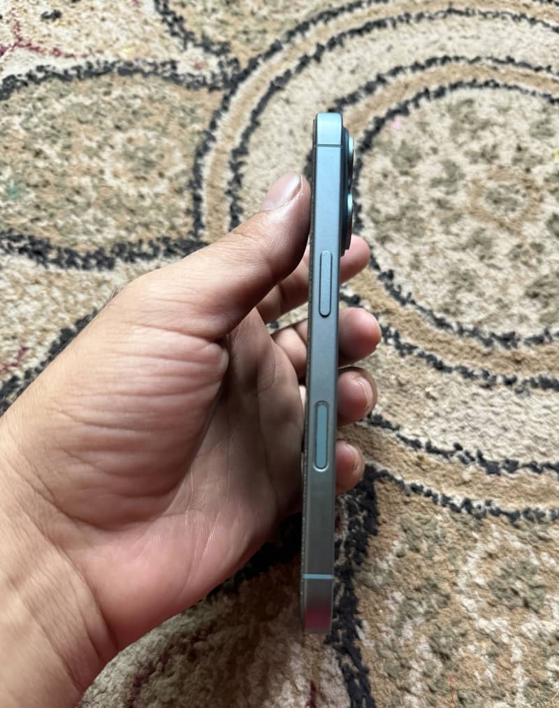Apple iPhone 16 4