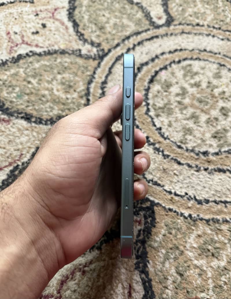 Apple iPhone 16 5