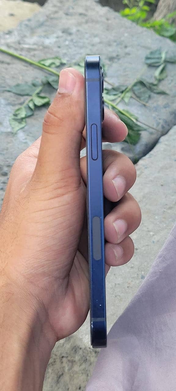 Apple iPhone 12 4