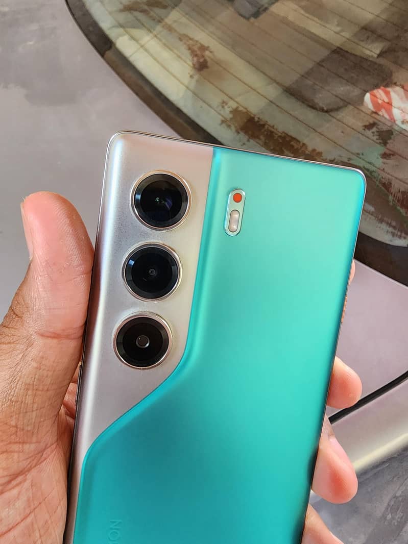 Tecno camon 40 pro 9