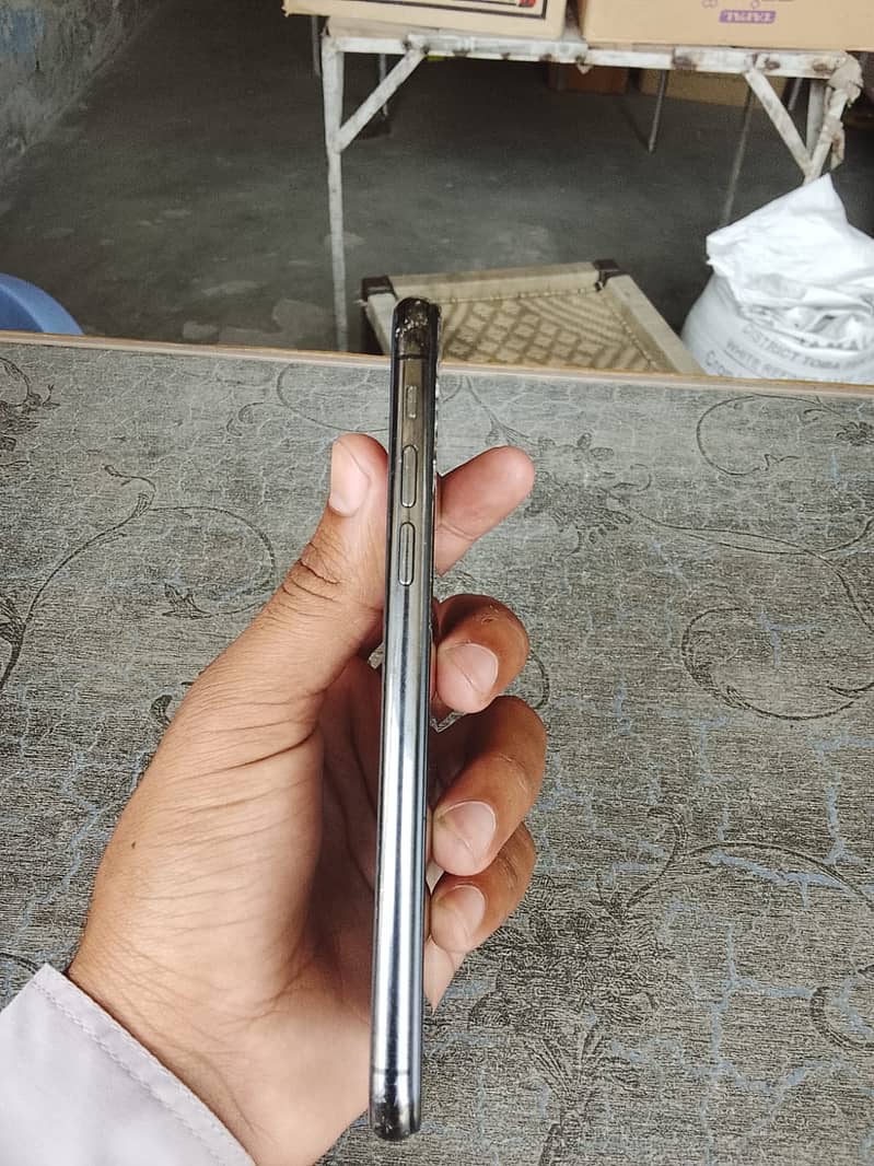 Apple iPhone X 4