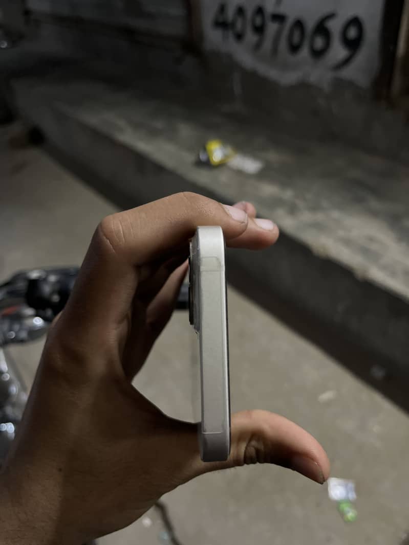 Apple iPhone 13 2