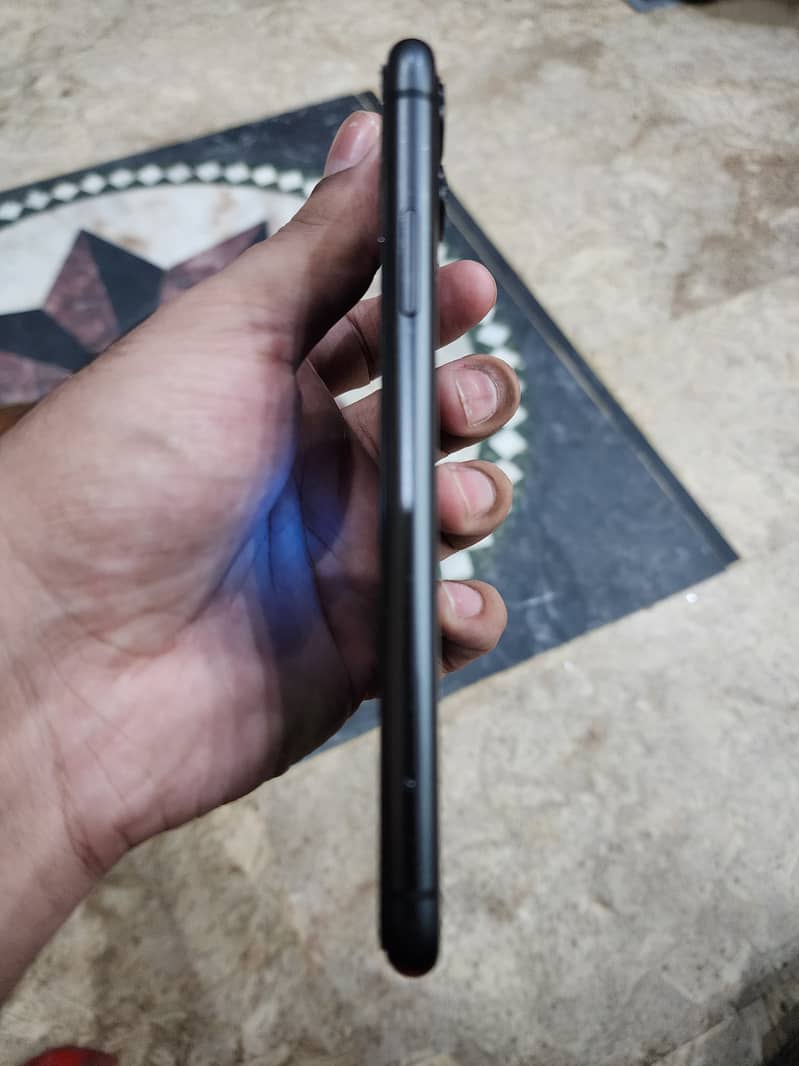 Apple iPhone 11 4