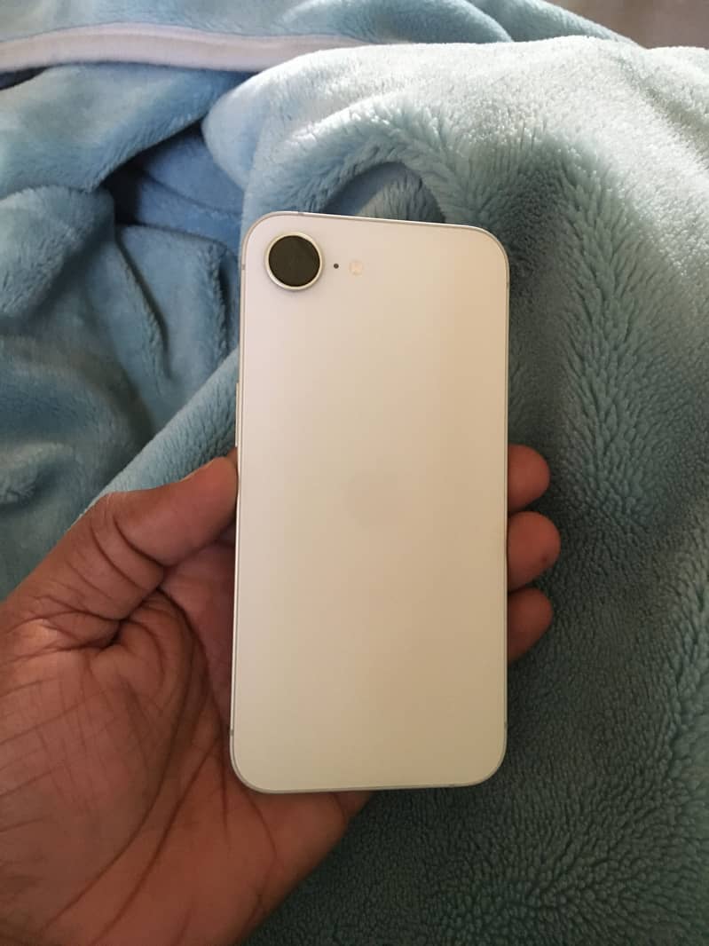 Apple iPhone 16e 0