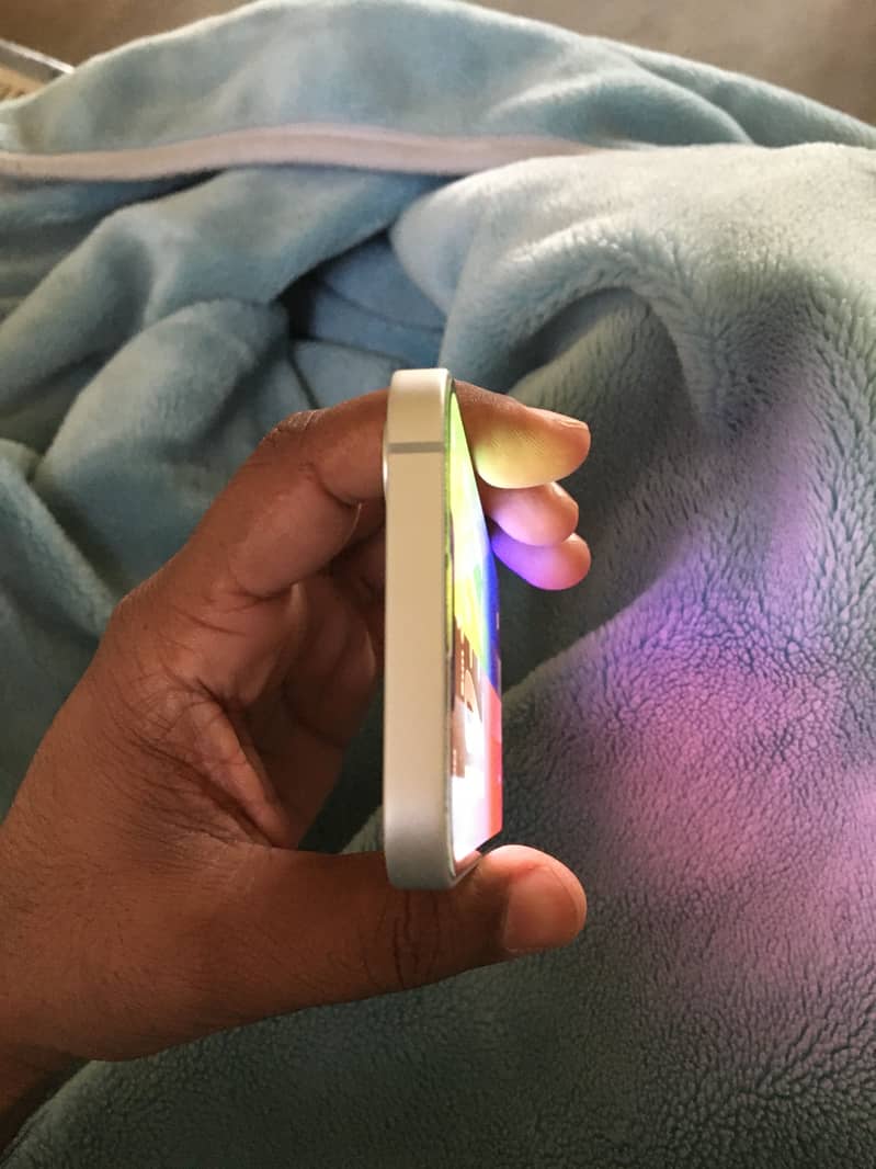 Apple iPhone 16e 4