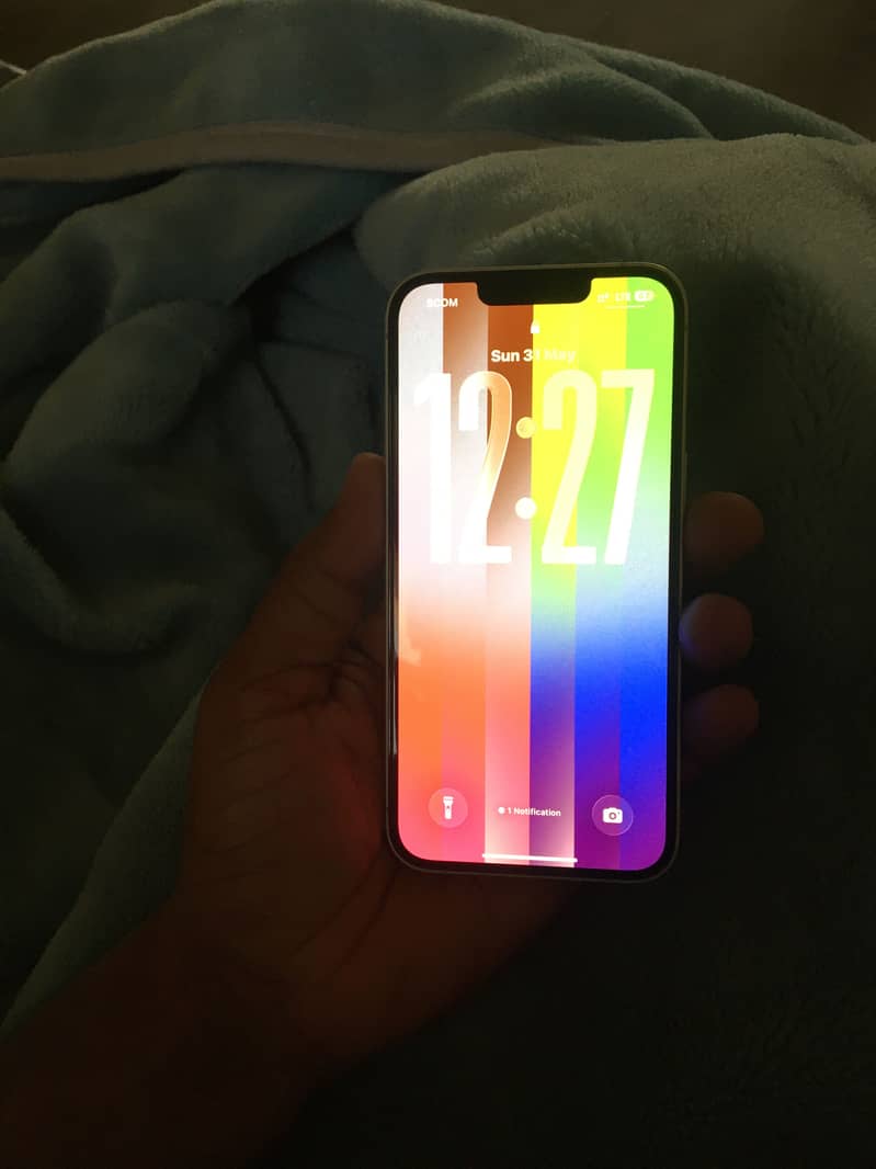 Apple iPhone 16e 5