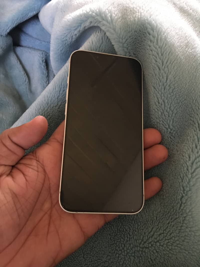 Apple iPhone 16e 6