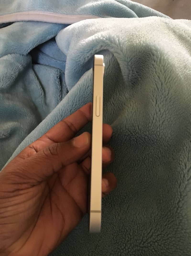 Apple iPhone 16e 7