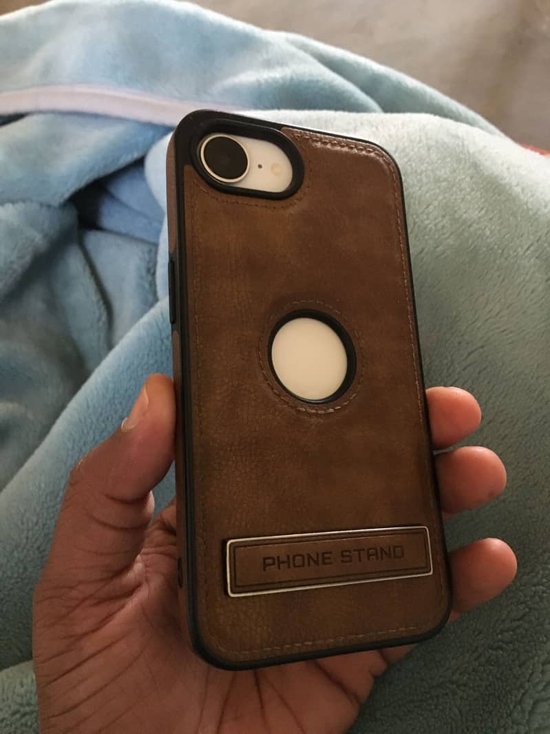 Apple iPhone 16e 8