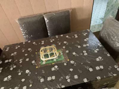 dinning table for sale in good condition